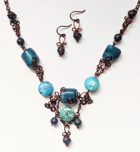 bijoux-alex-yell-talitha-parure-collier-boucles-oreilles-pierres-naturelles-sugilite-corail-lapis-lazuli.jpg