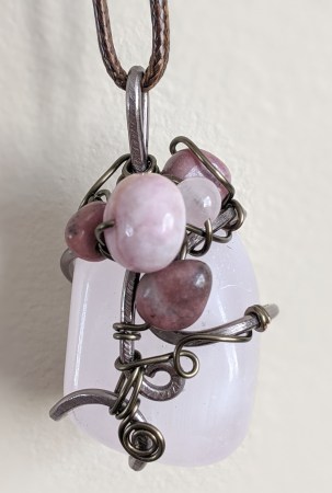 bijoux-alex-yell-elvira-collier-pendentif-pierres-naturelles-mangano-calcite-quartz-rose-sugilite-rhodonite.jpg