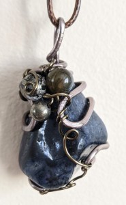 bijoux-alex-yell-romla-collier-pendentif-pierres-naturelles-cristal-de-roche-quartz.jpg