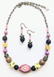 bijoux-alexyell-collier-boucles-d-oreilles-parures-diverses-perles-artisanales-du-ghana-EPE805Tara.jpg