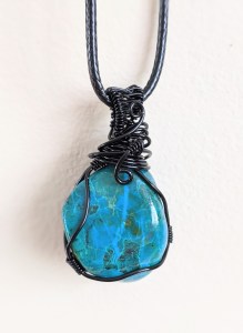 bijoux-alex-yell-ombeline-collier-pendentif-pierres-naturelles-chrysocolle.jpg